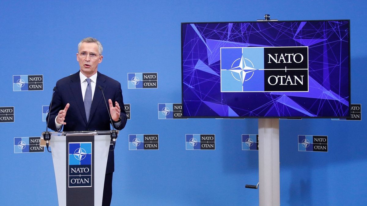 Šéf NATO Stoltenberg: Ukrajina by měla dostat další těžké zbraně